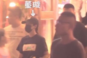 41岁董璇深夜聚餐状态佳，与黑衣男子互动引热议