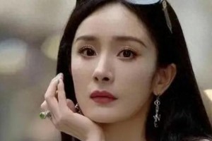 杨幂香港高铁站低调现身，疑似探望女儿小糯米