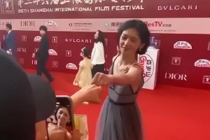 周也活动态度引争议：明星与公众关系的思考