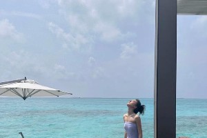 赵今麦紫色泳衣写真引热议，展现00后演员多元魅力