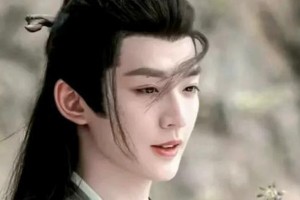张晚意恋情曝光：片场亲密互动引热议