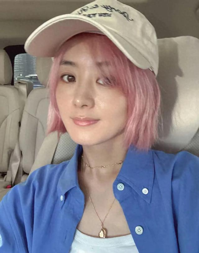 赵丽颖母子上海街头被拍