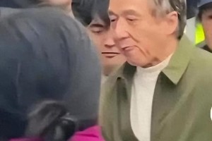 71岁成龙银发照引热议：功夫巨星老去，时代落幕还是新章？