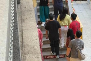 杨幂低调现身清泉古寺祈福 休闲装扮引关注